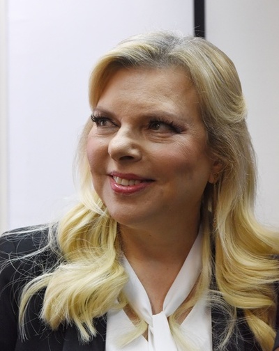 イスラエル首相夫人に公金不正使用で罰金刑