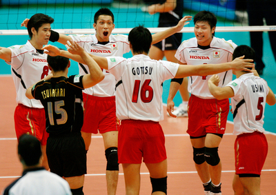 日本 韓国を降して初勝利を挙げる