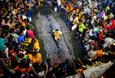 【今日の1枚】二重の苦行に挑む インド・ヒンズー教の祭り