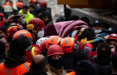 イスタンブールのアパート崩壊、死者10人に
