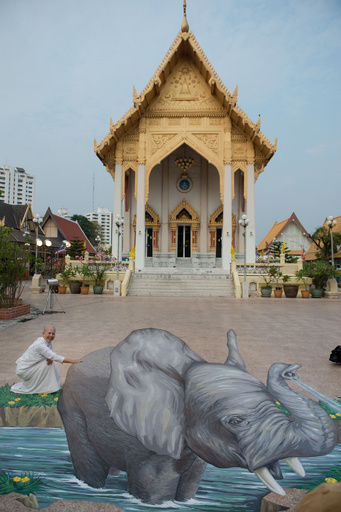 動き出しそう、タイの寺院に3Dアートのゾウ