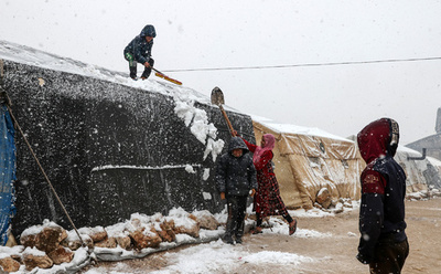 避難民キャンプに雪…武装勢力の拠点にも シリア北西部