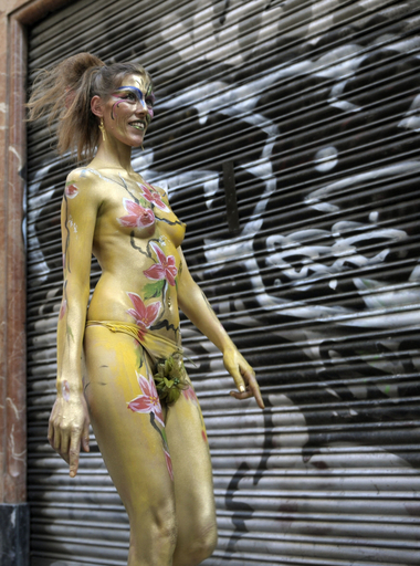 市民がボディーペインティングで街頭に、スペイン