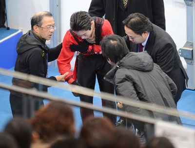 羽生SP最高得点更新で首位、高橋は2位発進 NHK杯