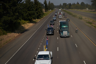 トランプ支持者、車300台でパレード 抗議デモ続く米ポートランド郊外