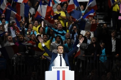 仏大統領選、人気トップのマクロン氏が選挙戦スタート