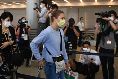 ベラルーシ五輪選手、成田空港から出国