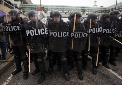 黒人青年死亡でボルティモア市警察を捜査、米司法省