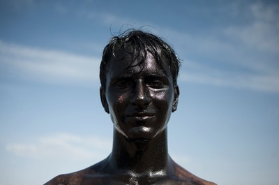 みんな全身真っ黒、スペインの奇祭「カスカモラス」