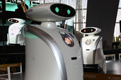 歌ってしゃべれる掃除ロボット、シンガポール各地に300台導入へ
