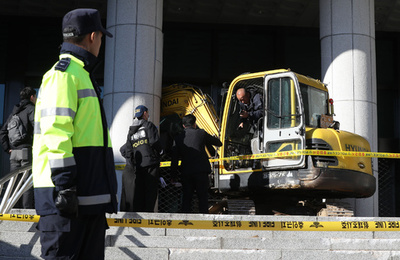 韓国検察、国政介入疑惑の崔氏を緊急逮捕 庁舎に重機突入