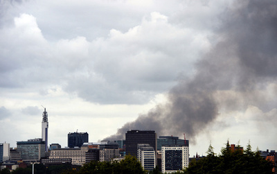 英リサイクル工場で火災、落下した「天灯」が原因