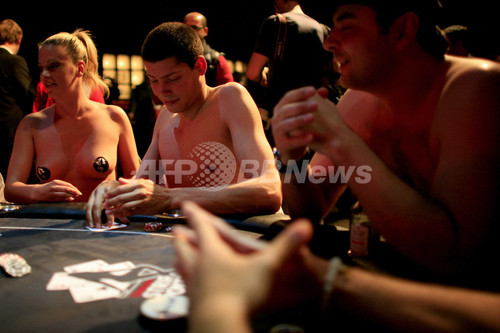 「脱衣ポーカー大会」決勝戦、ドイツ 「脱衣ポーカー大会」決勝戦、ドイツ