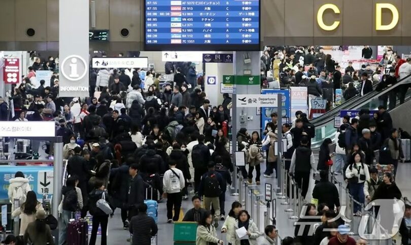 旅行客で混雑する金海国際空港の国際線ターミナル＝2月12日、釜山市江西区(c)news1