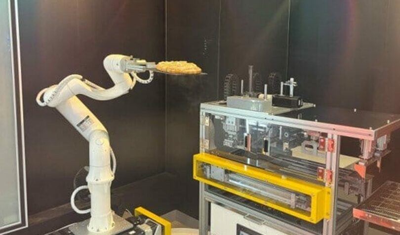 冷凍ピザをオーブンに入れるピザロボット(c)KOREA WAVE