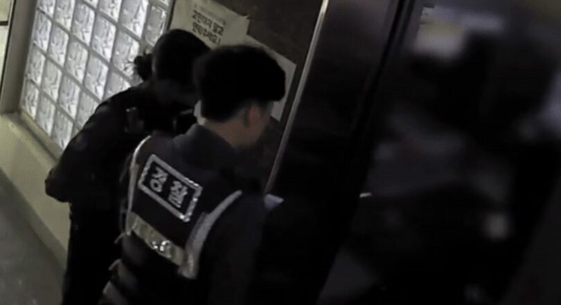容疑者が取り押さえられる際の様子=ユーチューブ大韓民国警察庁のキャプチャー(c)NEWSIS
