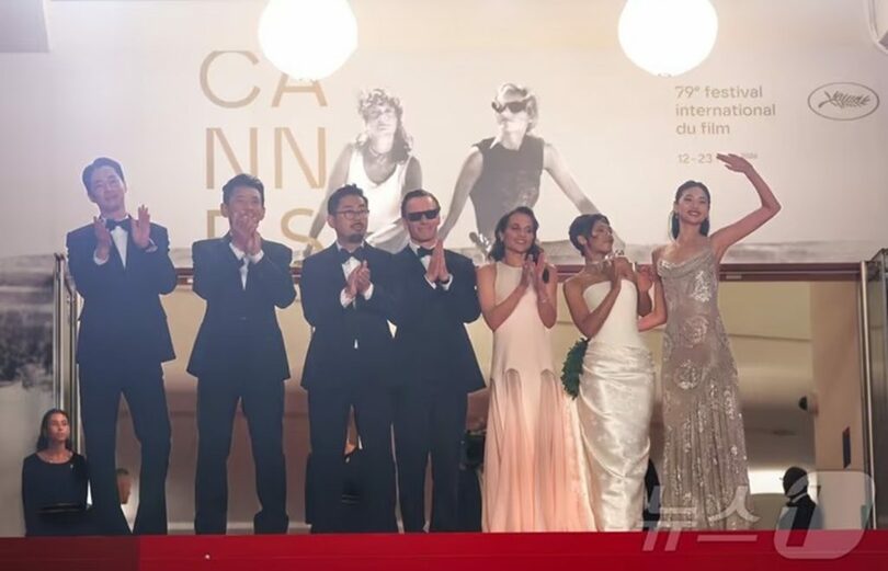 観客の拍手に応えるナ・ホンジン監督と俳優のファン・ジョンミン、チョ・インソン、チョン・ホヨンら(c)news1