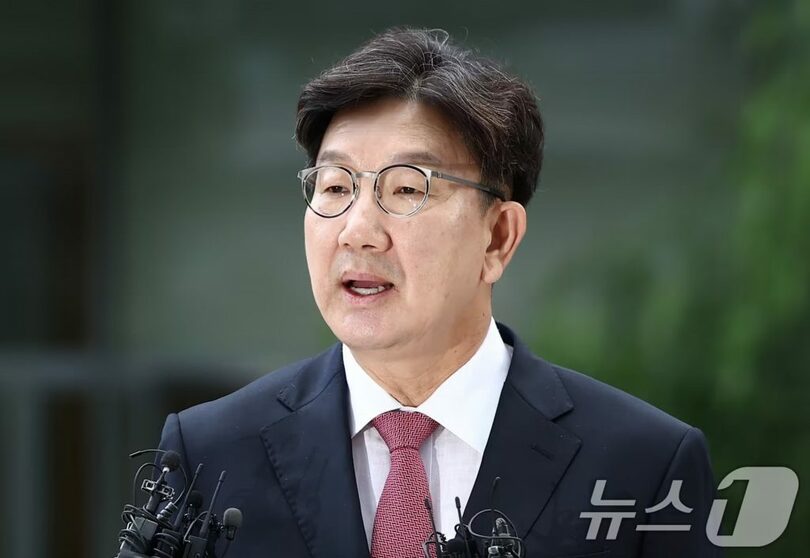 8月27日午前、記者団の質問に答えるクォン・ソンドン議員(c)news1