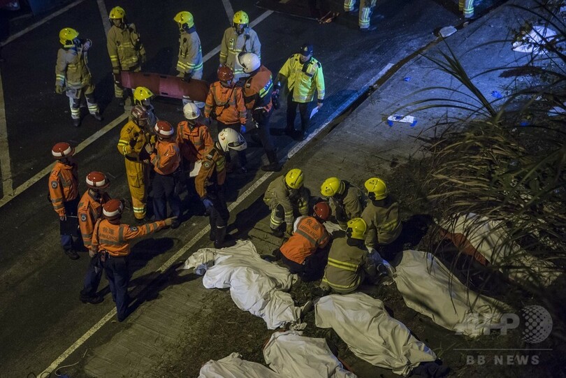 香港で2階建てバス横転、19人死亡 運転手 遅刻とがめられスピード上げる