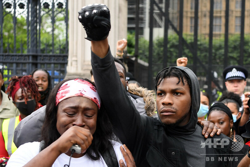 俳優J・ボイエガさん、香水ブランドの宣伝大使辞任 中国向け広告に反発