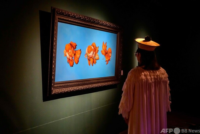 【今日の1枚】擬態? 来場者と絵画が一体