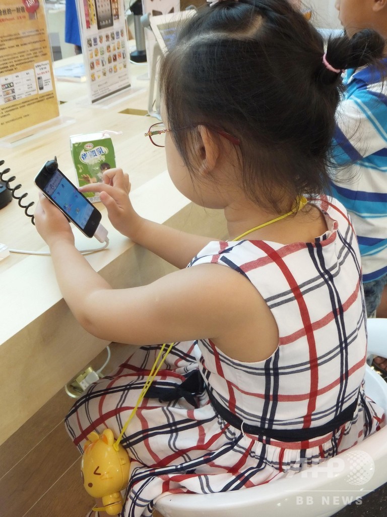 中国、6割超の小学生が携帯電話を所持 ネット利用も低年齢化
