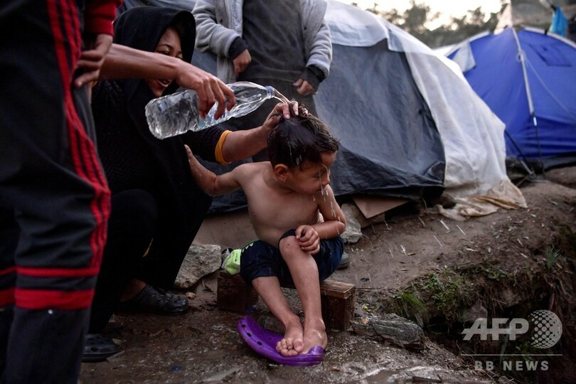寒さと雨に凍える難民 スラム街と化したキャンプ ギリシャ