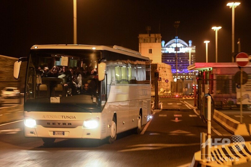 新型肺炎疑いで足止めの伊客船、体調不良の乗客は陰性 下船可能に