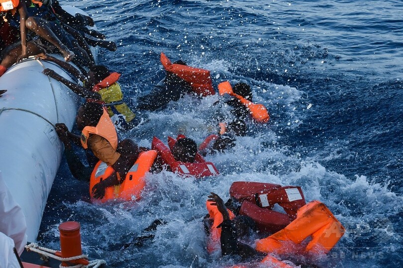 地中海でまた悲劇 「銃突き付けられ海へ」 移民230人超死亡か