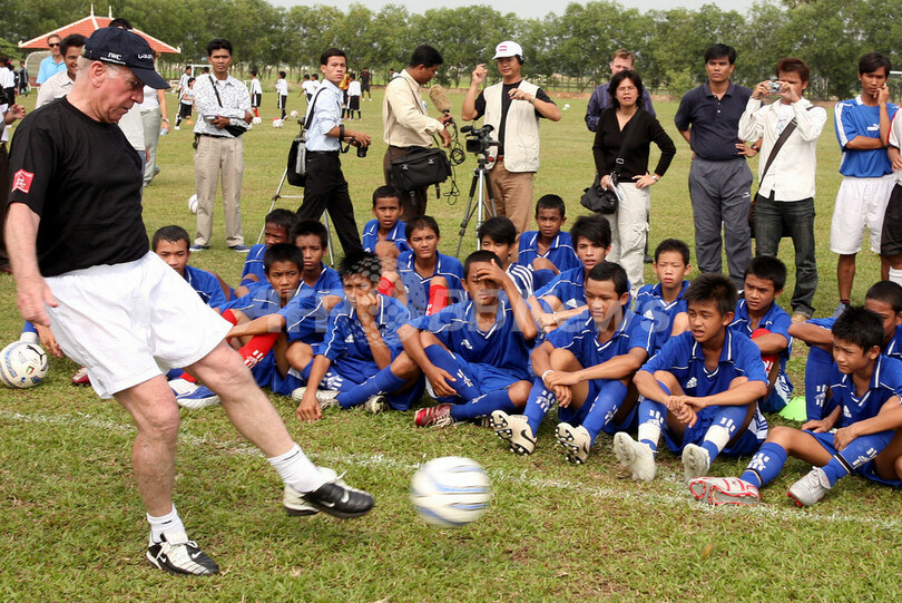 ボビー チャールトン氏 子供たちにサッカーを指導 写真7枚 国際ニュース Afpbb News