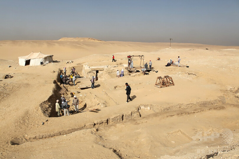 古代エジプトの木造船、ピラミッド付近で発見