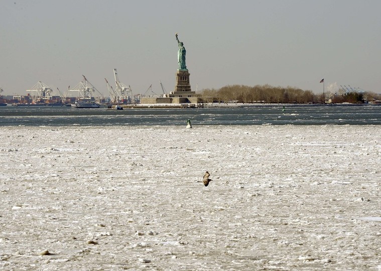 イーストリバーに氷張る 水上交通に影響 米ny 写真15枚 国際ニュース Afpbb News