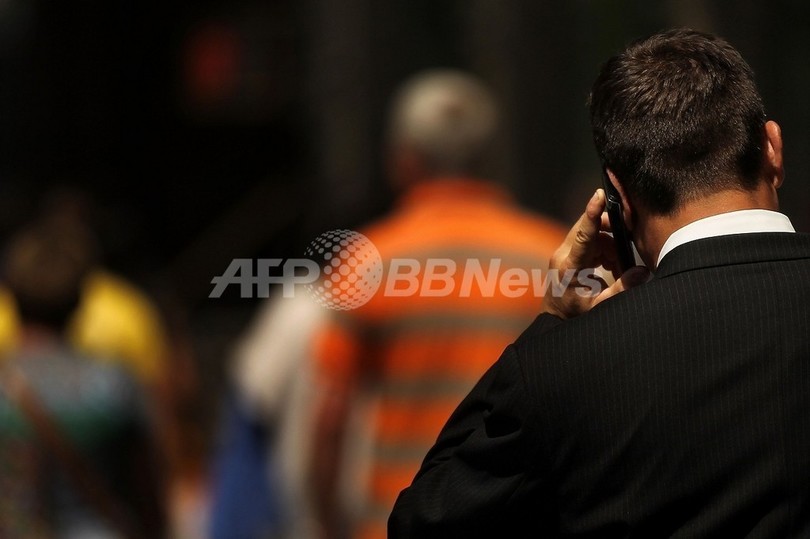 携帯電話の長時間使用、脳腫瘍リスク高める可能性 WHO 携帯電話の長時間使用、脳腫瘍リスク高める可能性 WHO