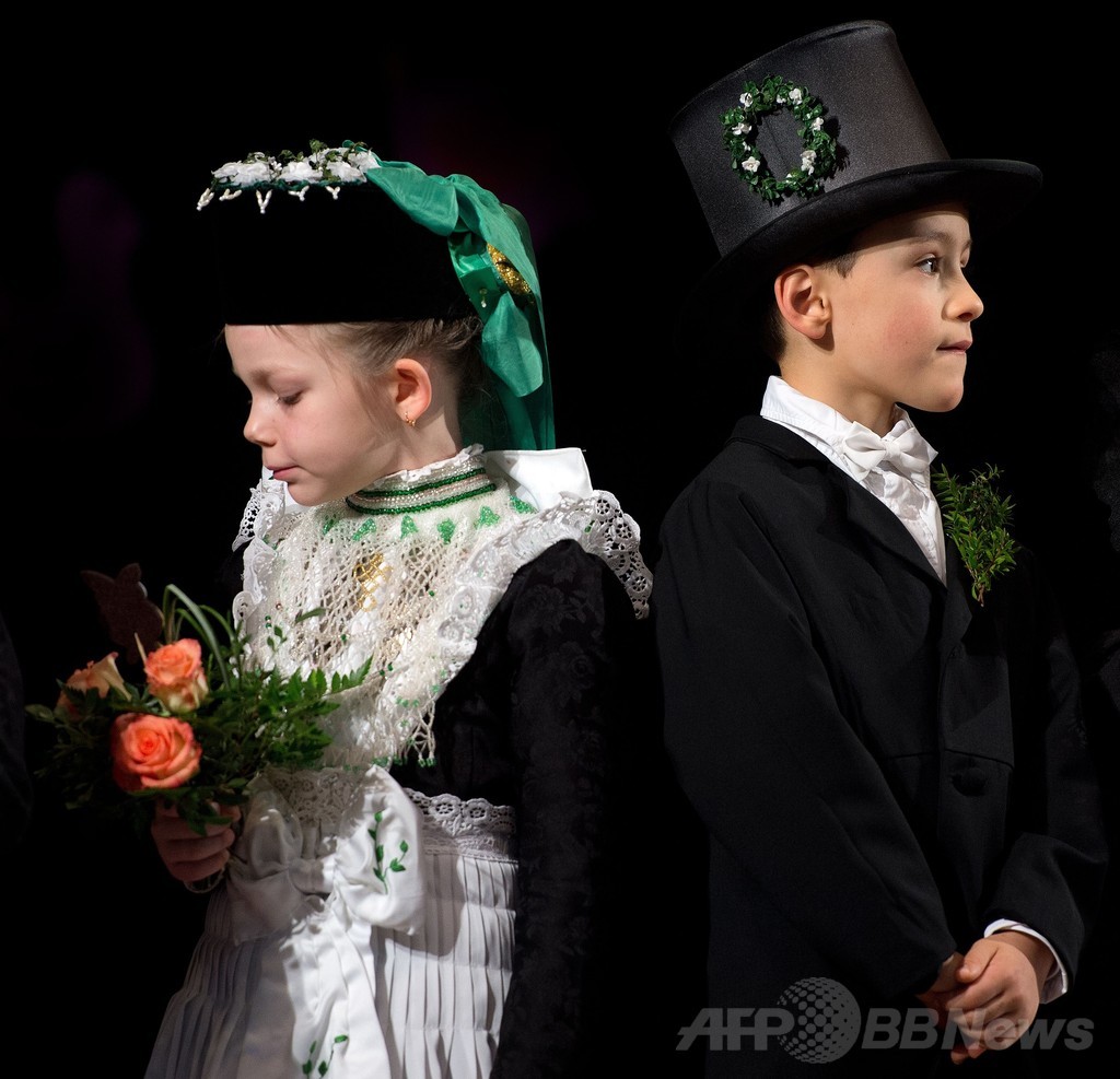かわいい新郎新婦 冬の終わり祝う 小鳥の結婚式 ドイツ 写真6枚 国際ニュース Afpbb News