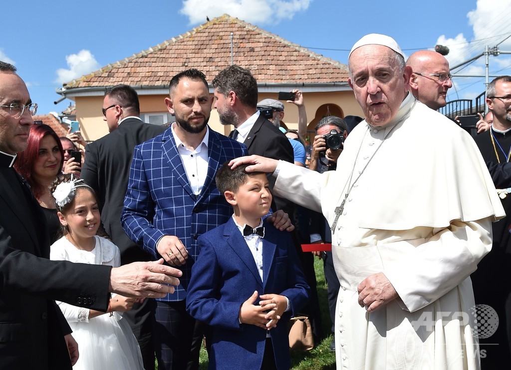 ルーマニア訪問のフランシスコ法王、カトリック教会によるロマ人「差別」を謝罪 写真9枚 国際ニュース：AFPBB News
