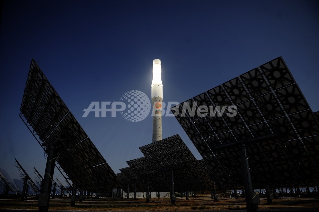 夜も稼働するスペインの太陽熱発電所「ヘマソラール」 夜も稼働するスペインの太陽熱発電所「ヘマソラール」