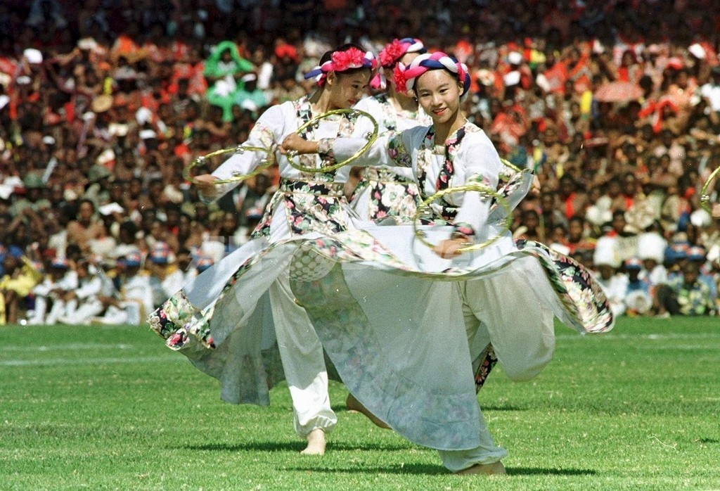 スタジアムの人工芝、「お守り」を埋めるためはがされる スワジランド スタジアムの人工芝、「お守り」を埋めるためはがされる スワジランド