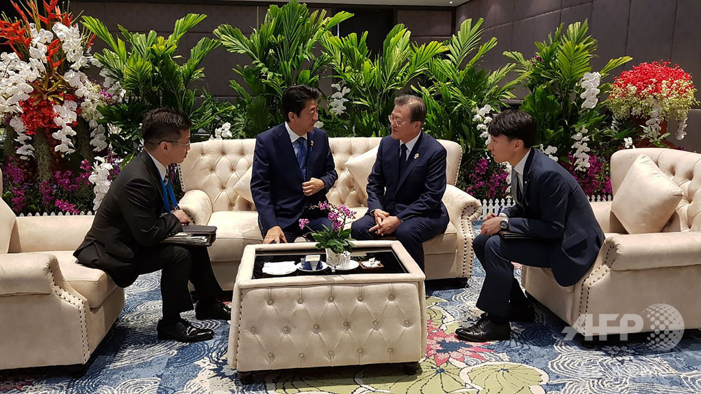 安倍首相と文大統領が11分間会談 「非常に友好的」