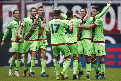 ミランが昇格組クロトーネに逆転勝ち ラパドゥーラが決勝弾 写真8枚 国際ニュース Afpbb News ミランが昇格組クロトーネに逆転勝ち ラパドゥーラが決勝弾 写真8枚 国際ニュース Afpbb News