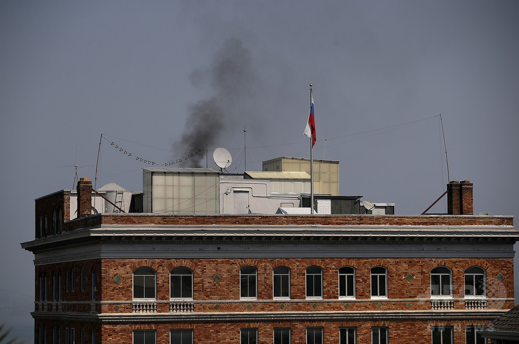 ロシア総領事館の煙突から黒煙 閉鎖前日に焼却処分か 米サンフランシスコ ロシア総領事館の煙突から黒煙 閉鎖前日に焼却処分か 米サンフランシスコ