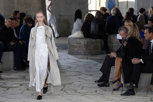 ジョナサン・アンダーソンによる初コレクション、「ロエベ」15年春夏