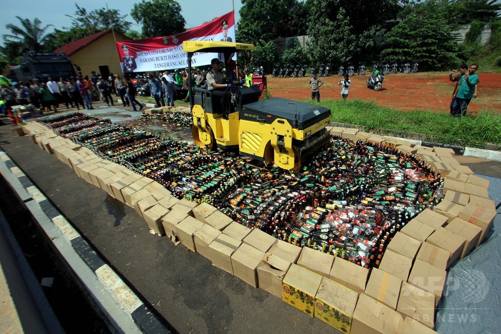 インドネシア 密造酒の死者100人目前 重機で瓶6000本破壊 写真4枚 国際ニュース Afpbb News