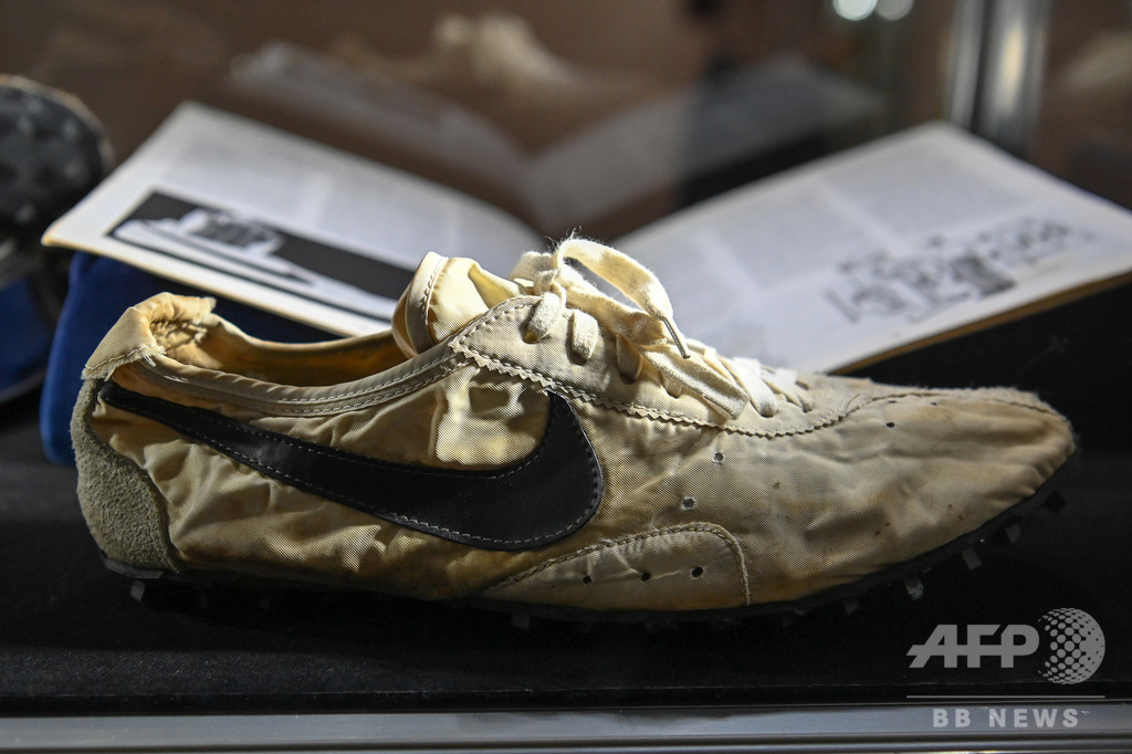 ナイキの「月の靴」4700万円超で落札、スニーカー史上最高額 写真1枚 国際ニュース：AFPBB News