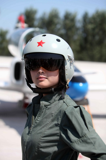 中国初の女性戦闘機パイロット、「レディース」用ヘルメット