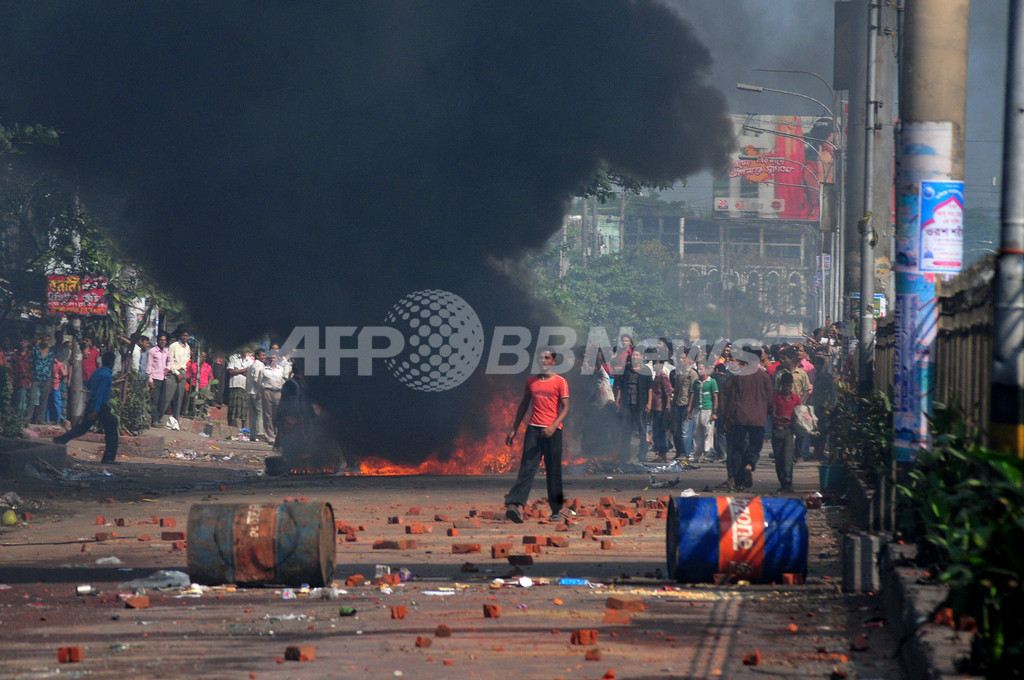 賃上げ求める工場労働者と警官隊が衝突、3人死亡 バングラデシュ