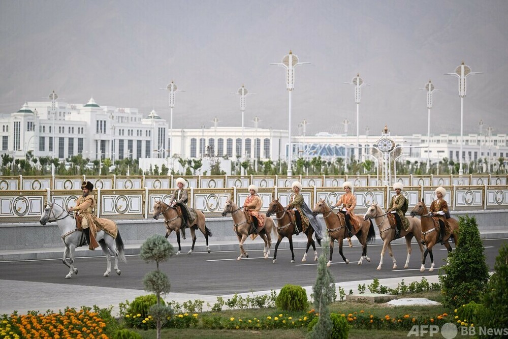 トルクメニスタン、前大統領にちなんだ新都市お披露目 投資額7200億円 写真23枚 国際ニュース：AFPBB News