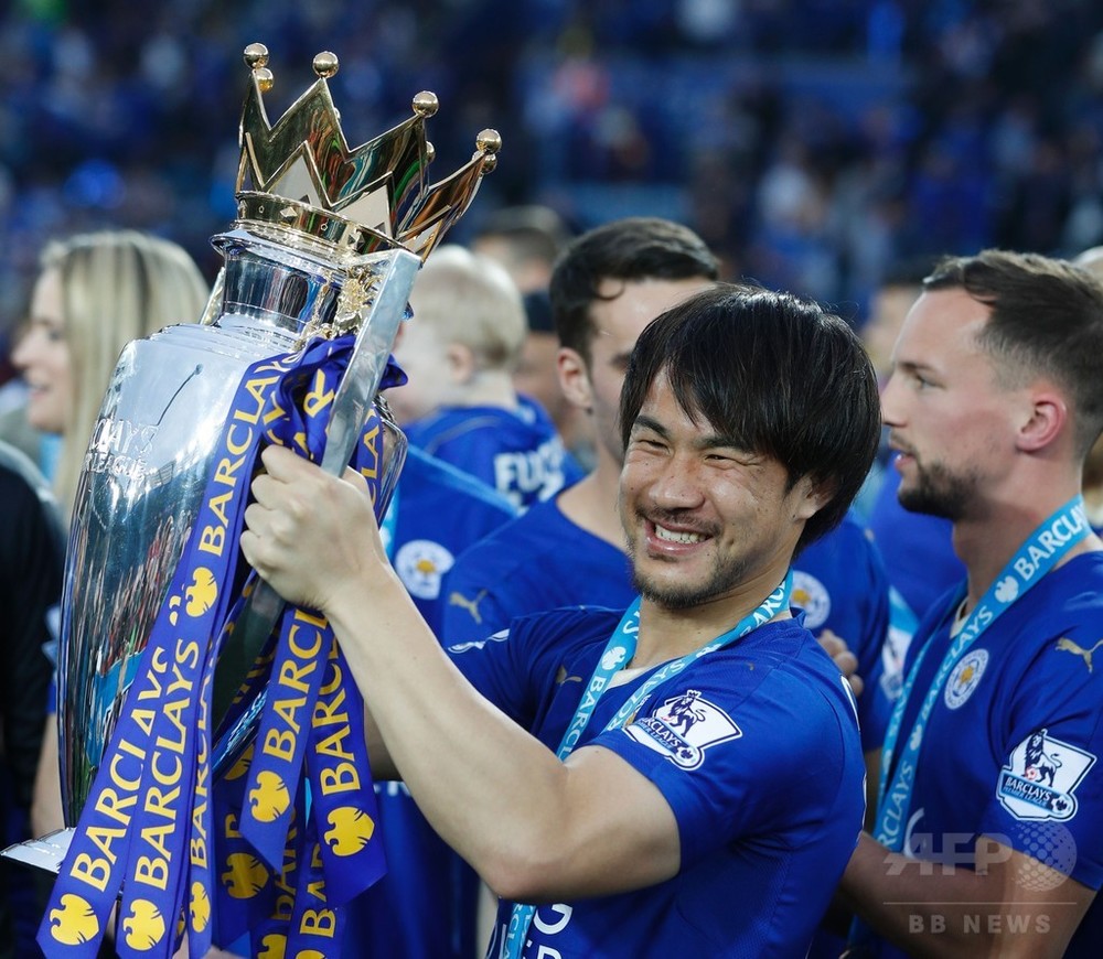 トロフィー掲げる岡崎 レスターがリーグ優勝セレモニー 写真8枚 国際ニュース Afpbb News