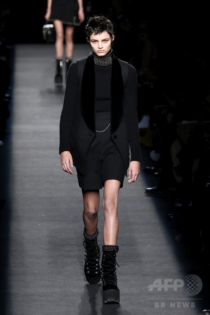 レザーやベルベットで表現するヘビメタ、「アレキサンダー ワン」15/16年秋冬