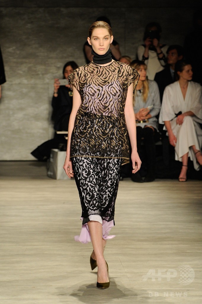 足元はサラ・ジェシカの「SJP」シューズ、「トーメ」15/16年秋冬