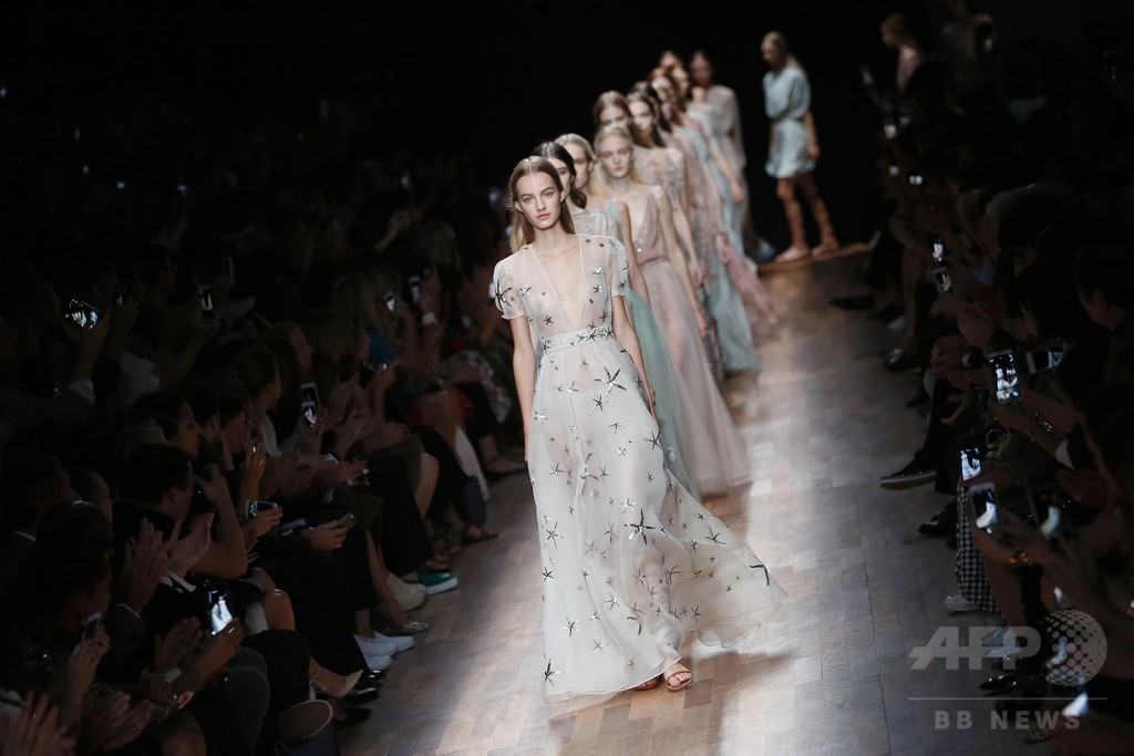 18世紀の貴族によるグランドツアーがコンセプト、「ヴァレンティノ」15年春夏